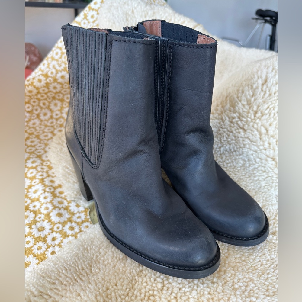 Women’s size 36/US 5.5 heeled leather cowboy-style boots
